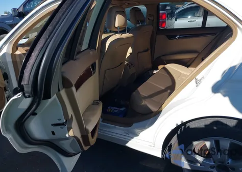 2008 Mercedes-Benz C 300 Luxury/Sport из США, поврежденный, VIN WDDGF54X28R018658